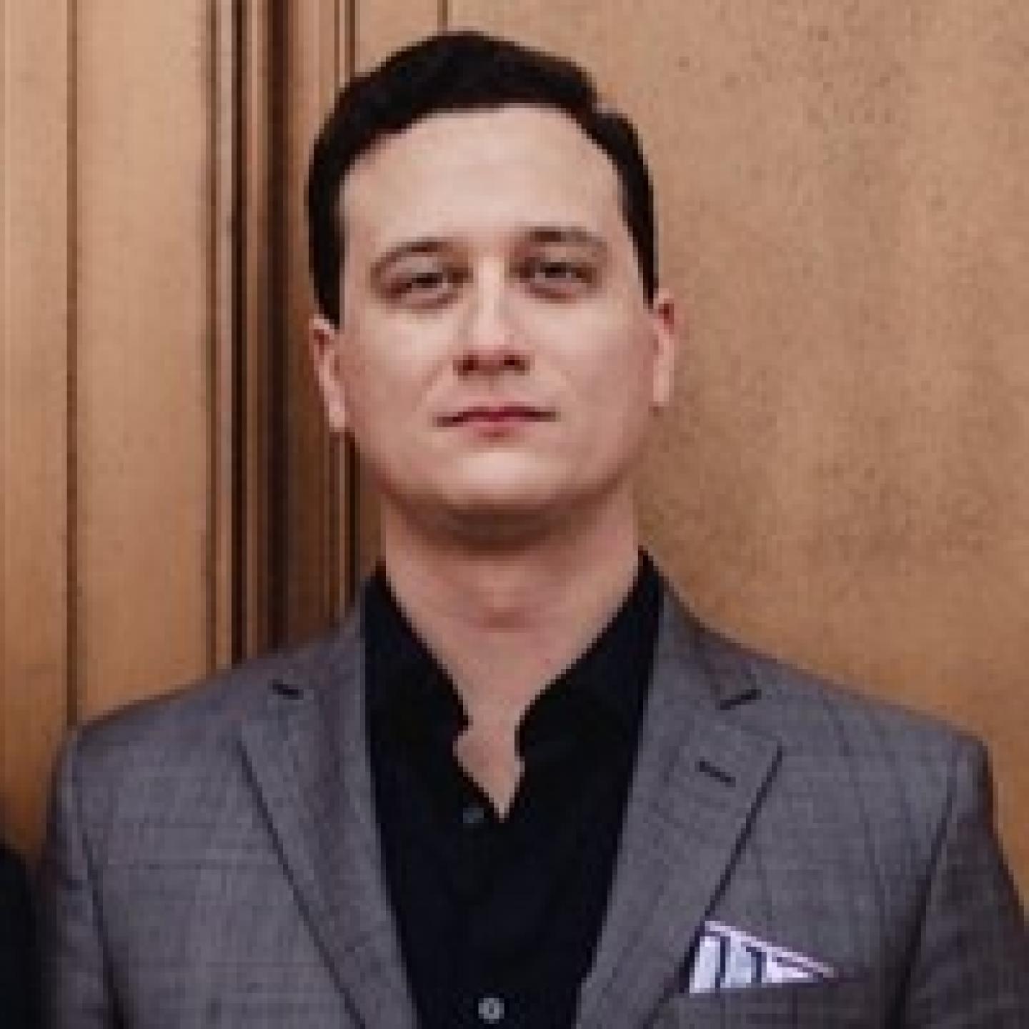 Dan Vasques head shot