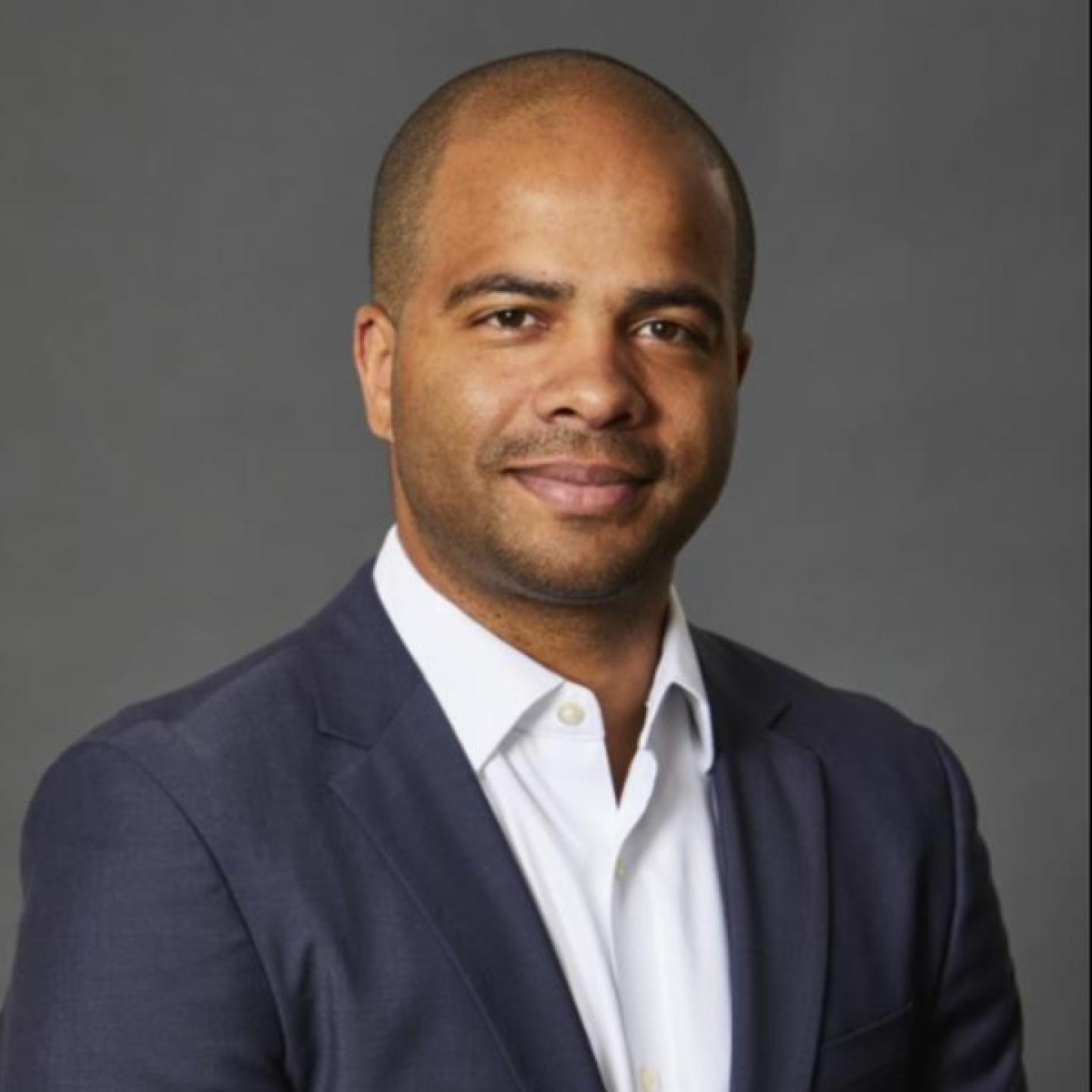 Headshot of Sola Akinola